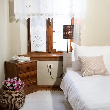 Sleeps 8 With Pool Air Con And Wifi Ano Gatzea